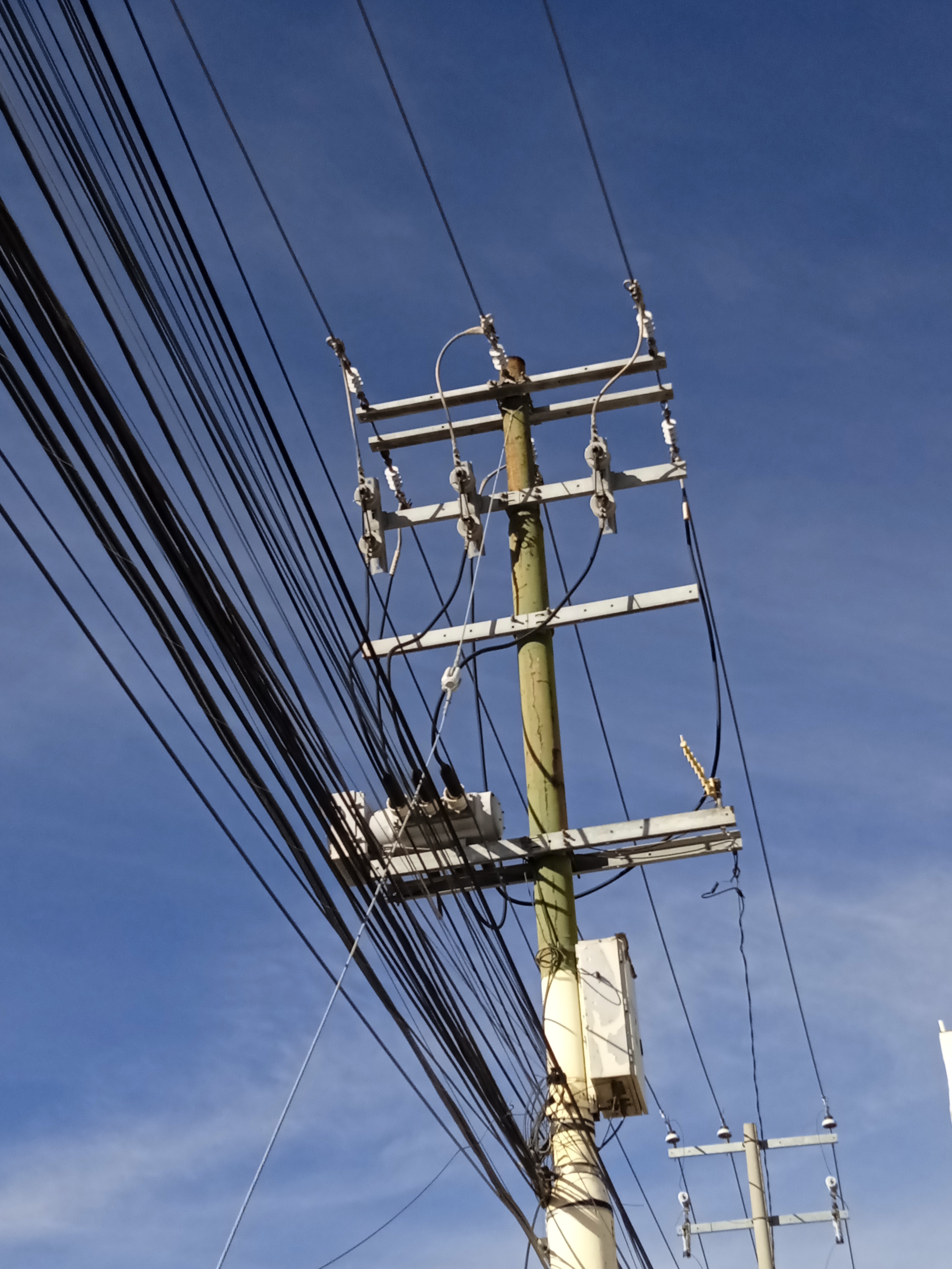 Poste de cableado eléctrico