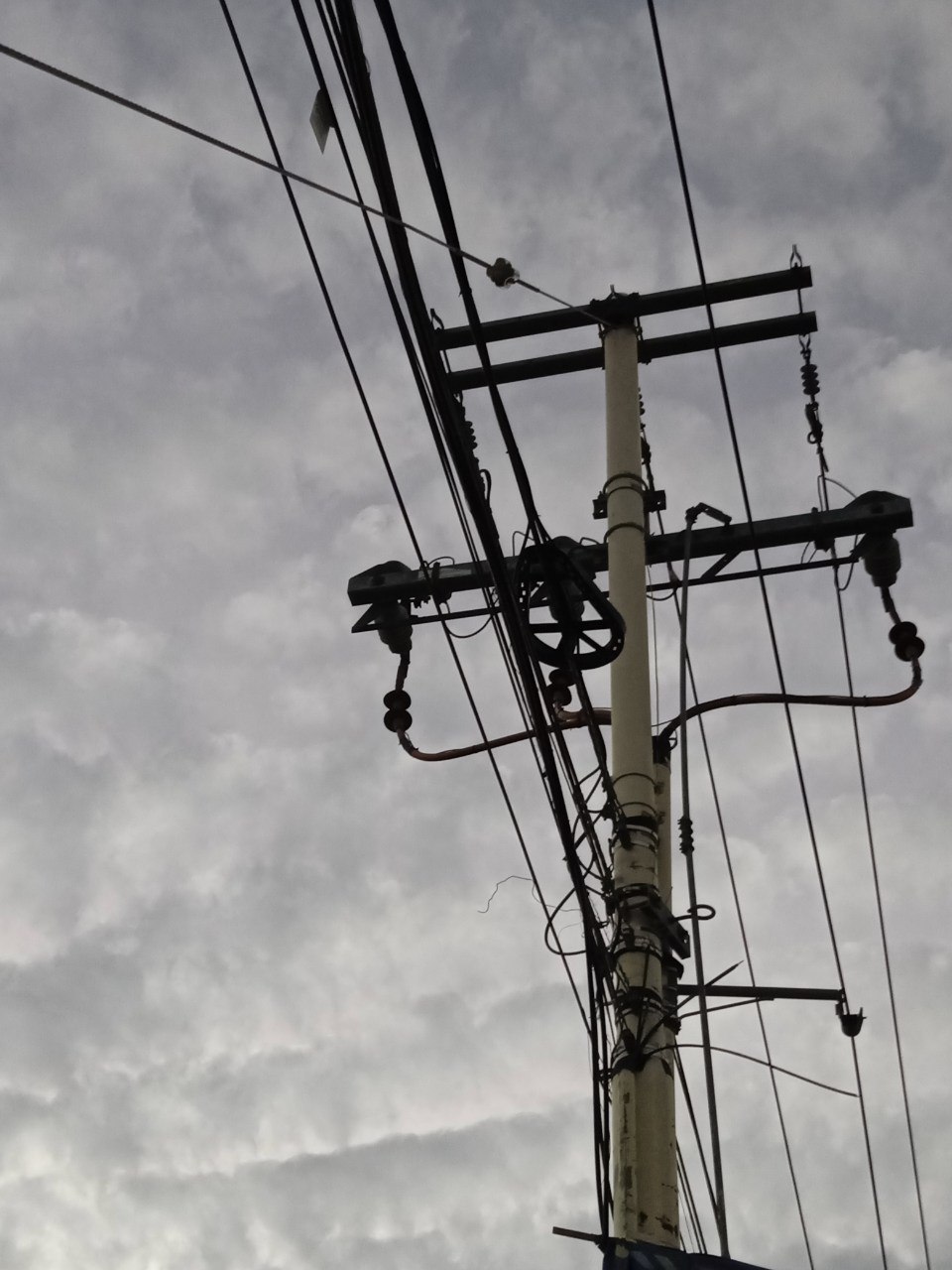 poste de cableado eléctrico