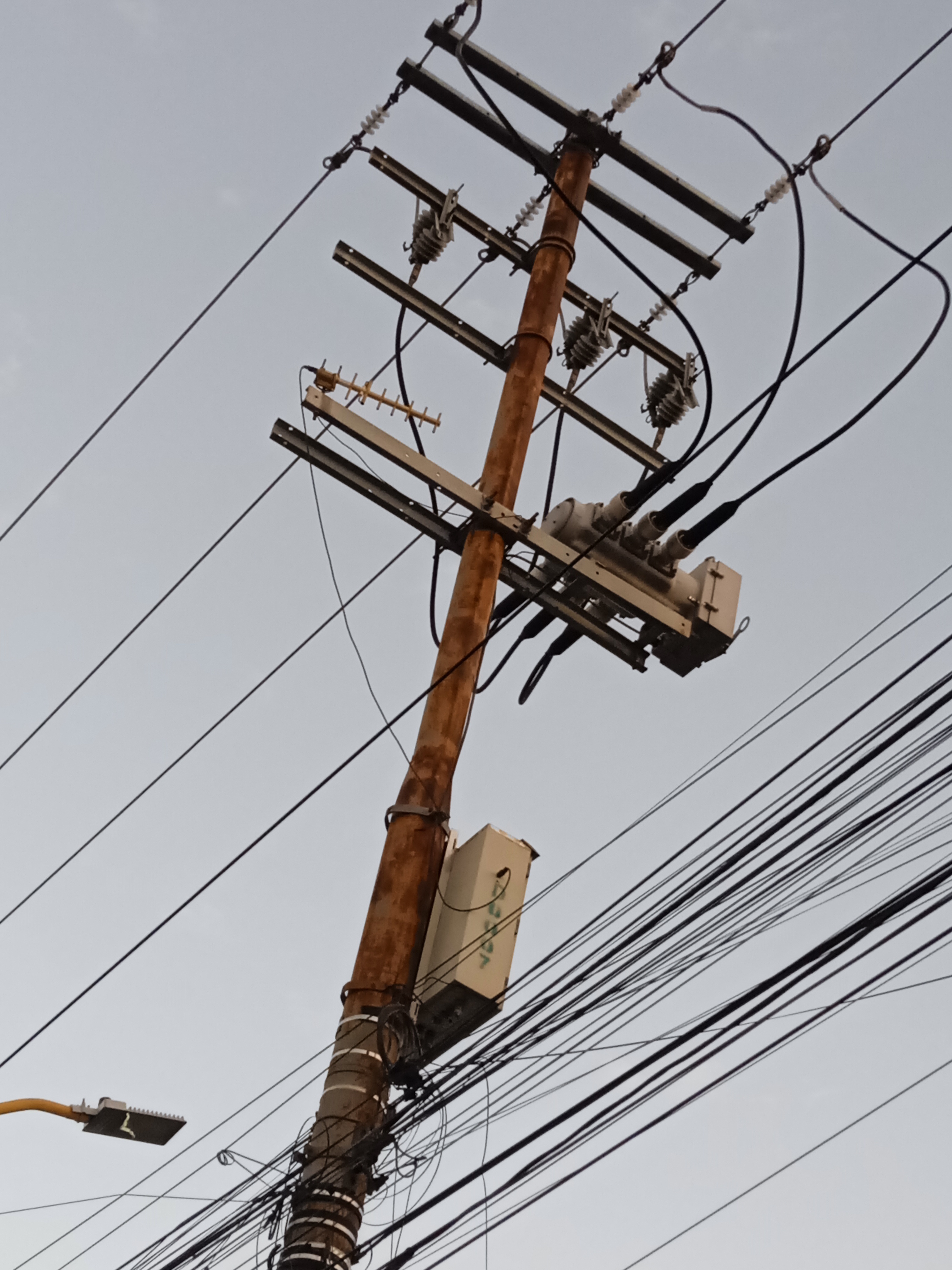 poste de cableado eléctrico